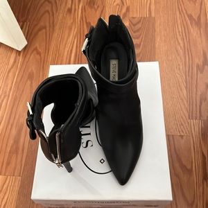 Black pointy Steve Madden heeled booties (8.5)